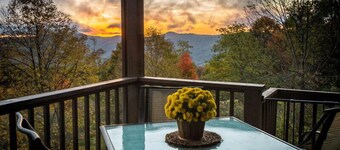Ranch Home w/ Rolling Hill Views & Hot Tub