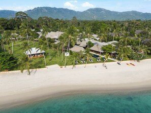On the beach, white sand, sun loungers, beach umbrellas - Villa Akatsuki (Koh Samui)