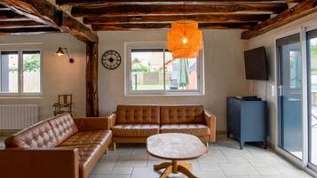 Televisión, chimenea, futbolito, mesa de ping pong