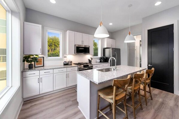 Fridge, microwave, oven, stovetop - Amazing rooftop vista. Visit The View in Nashville (Nashville)