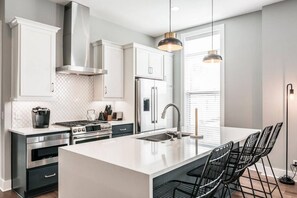 冷蔵庫、電子レンジ、オーブン、コンロ