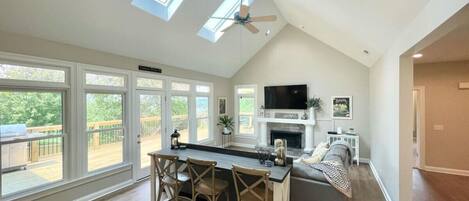 Smart-TV, Kamin, Videospiele, Tischfußball