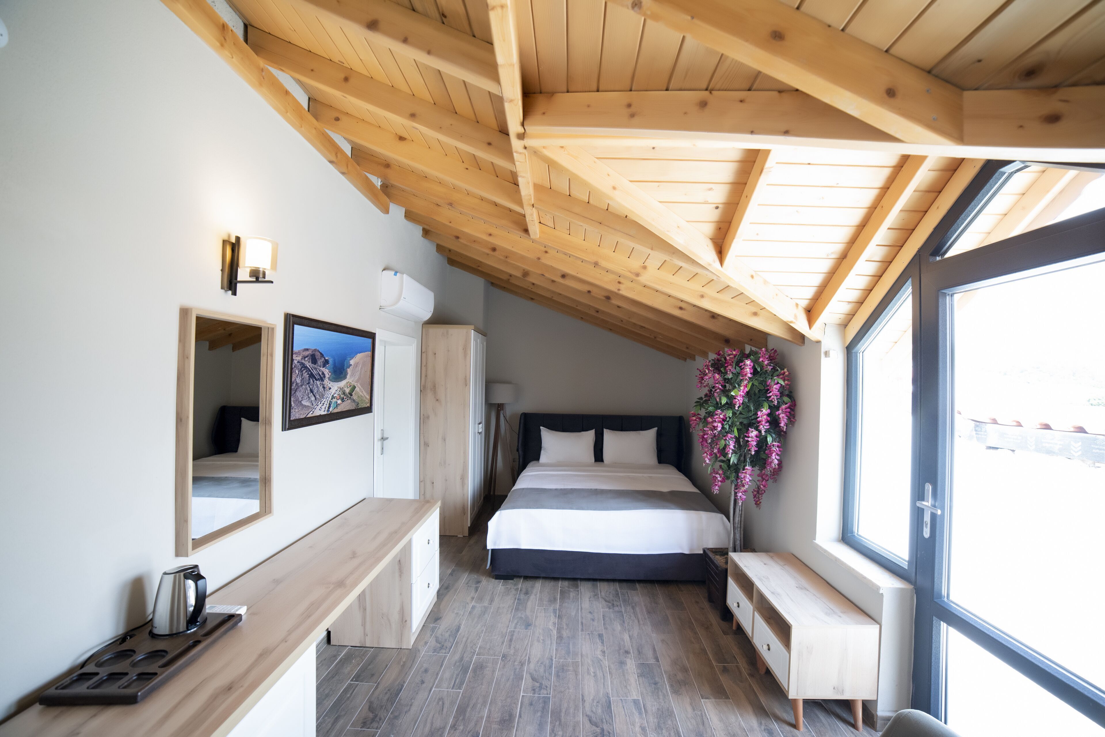 Hypo-allergenic bedding, minibar, in-room safe, soundproofing