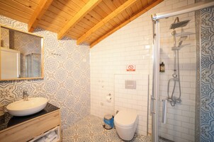 Duş, geniş duş başlığı, saç kurutma makinesi, terlik 