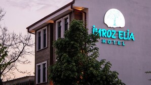 El exterior del hotel Ikaros Elia, con un llamativo letrero de neón.