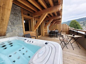 Outdoor dining - Charming apartment with jacuzzi and parking, 6 people in Les Gets (Les Gets)