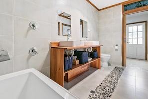 Combined shower/bathtub, hair dryer - Coral Haven - Aldinga Beach - C21 SouthCoast Holidays (Aldinga Beach)