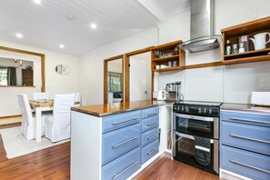 Een koelkast, een microgolfoven, een oven, een kookplaat