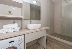 Douche, sĂšche-cheveux, serviettes fournies, savon