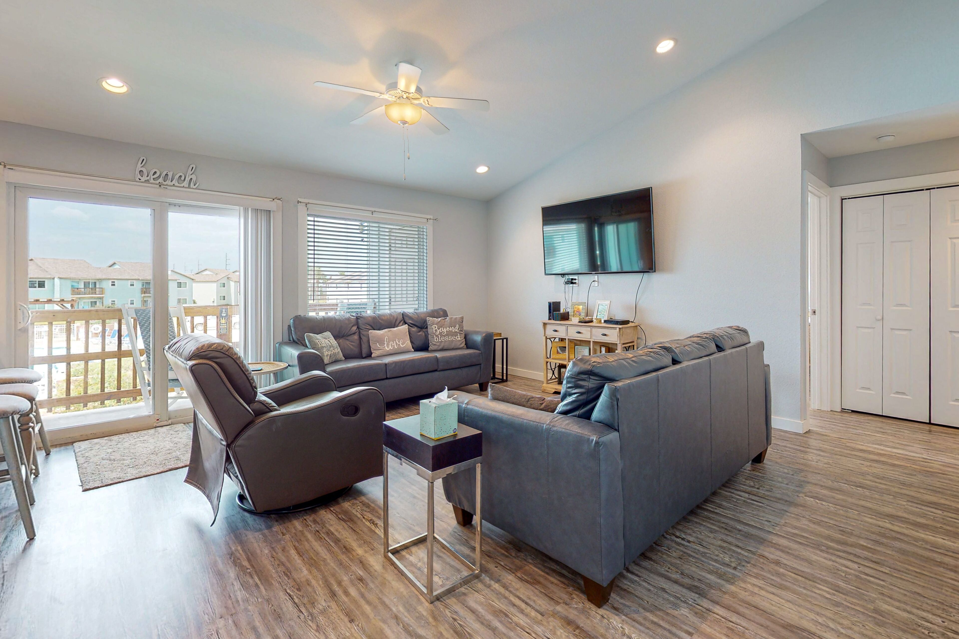 AHH228 Newly Remodeled Second Floor Condo, Overlooking Pool and Hot Tub