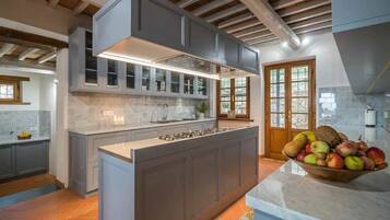 KylskÄp, mikrovÄgsugn, ugn och spishÀll