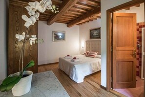 9 chambres, coffre-fort, fer et planche Ă repasser