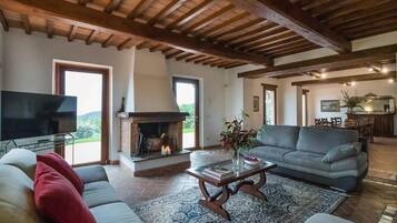 Een smart-tv, een open haard, tafelvoetbal en een tafeltennistafel