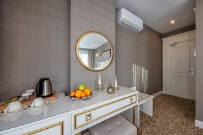 Standard Double Room | Egyptian cotton sheets, premium bedding, minibar, in-room safe - Mr Beyaz Butik Hotel (Istanbul)