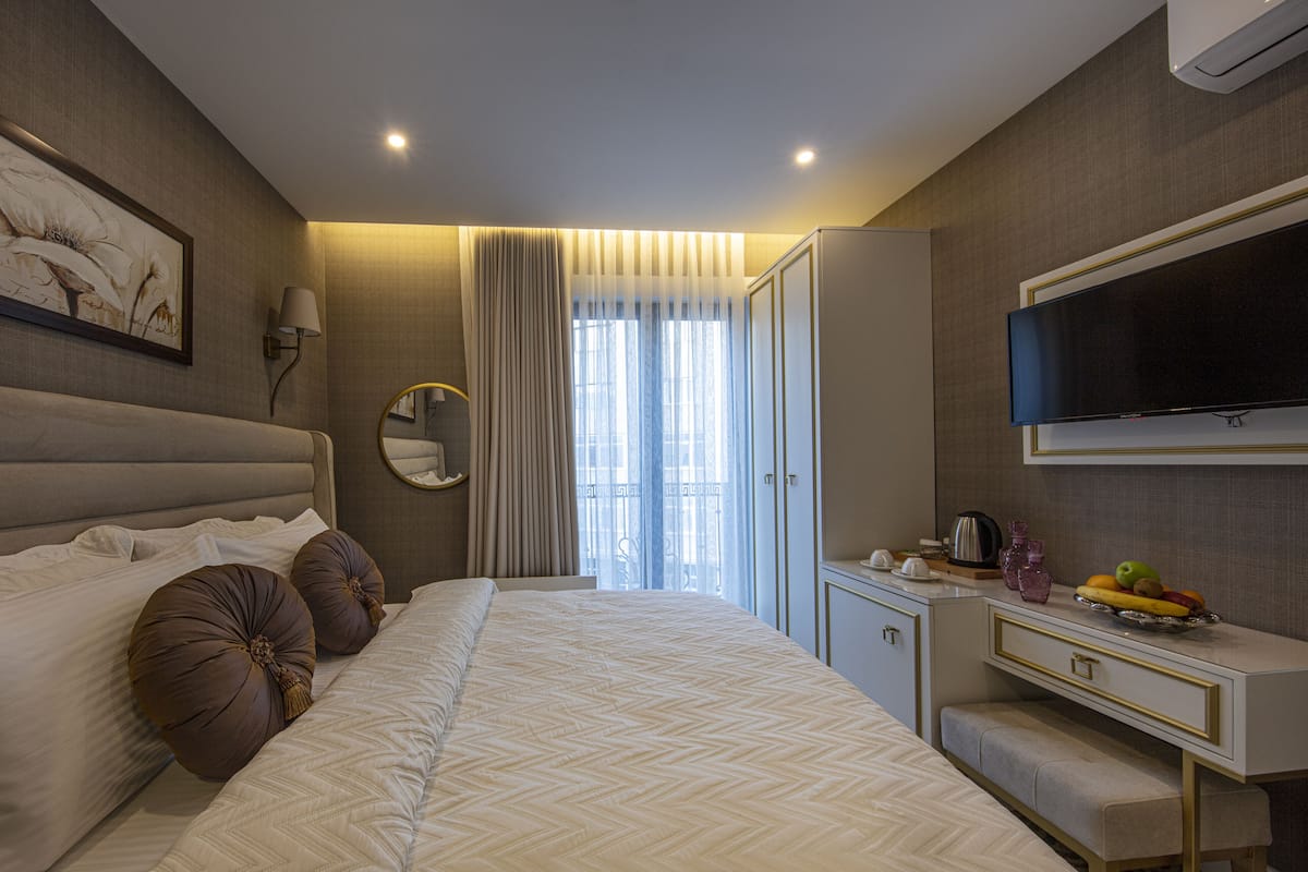Egyptian cotton sheets, premium bedding, minibar, in-room safe