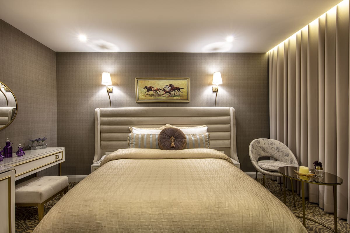 Egyptian cotton sheets, premium bedding, minibar, in-room safe