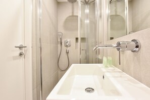 Standaard studio | Badkamer | Een douche, een regendouche, gratis toiletartikelen, een haardroger
