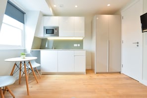 One bedroom Apartment | Private kitchen | Mini-fridge, microwave, stovetop, dishwasher - StayPrime Earls Court Serviced Apartments (London)