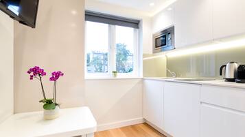 Small Standard Studio | Eget kjøkken | Minikjøleskap, mikrobølgeovn, kokeplater og oppvaskmaskin