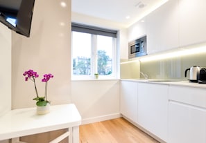 Small Standard Studio | Private kitchen | Mini-fridge, microwave, stovetop, dishwasher - StayPrime Earls Court Serviced Apartments (London)