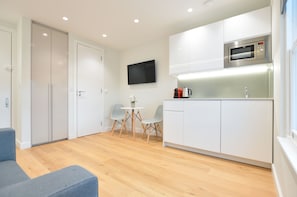 Living area - StayPrime Earls Court Serviced Apartments (London)