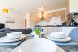 Executive-Apartment | Essbereich im Zimmer