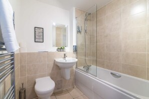 Executive-Apartment | Badezimmer | Haartrockner, Handtücher