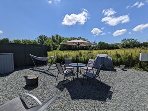 Outdoor dining - Isle of Anglesey - cute dog friendly cosy cabin with dedicated EV charging  (Brynsiencyn)