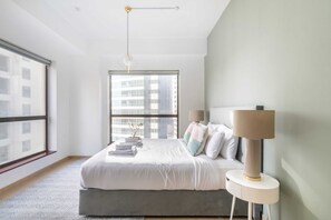 Departamento básico, 1 cama Queen size y sofá cama | 1 habitación, escritorio y espacio para trabajar con laptop