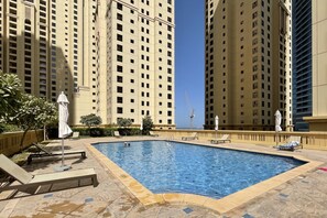 Departamento básico, 1 cama Queen size y sofá cama | Alberca | Alberca al aire libre