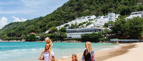 Beach nearby, free beach shuttle, sun loungers, beach umbrellas