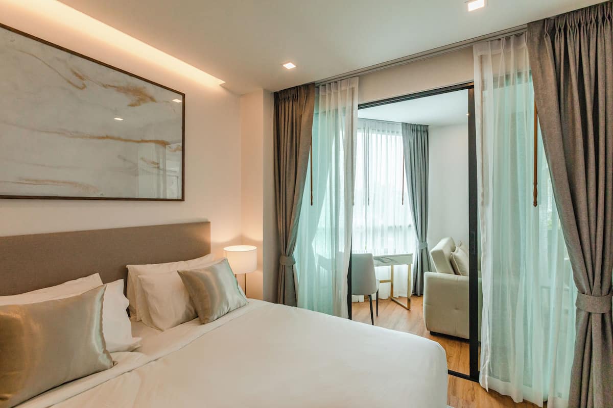 2 bedrooms, in-room safe, individually furnished, desk