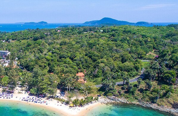 Beach nearby, free beach shuttle, sun-loungers, beach umbrellas
