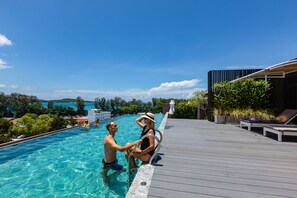 Piscina externa, funciona das 7h às 19h, guarda-sóis, espreguiçadeiras