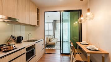 Full-sized fridge, microwave, stovetop, electric kettle