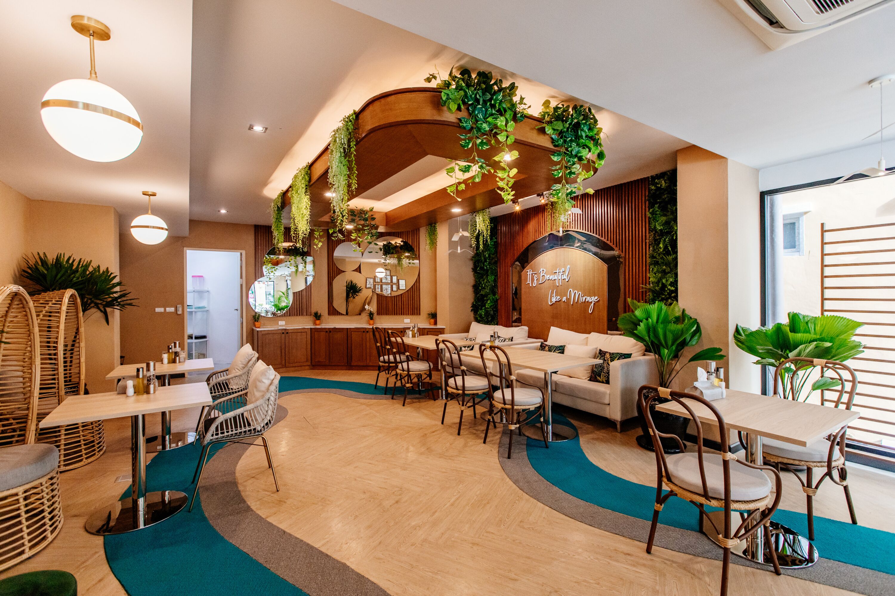 S'hi serveixen plats de cuina local i internacional 