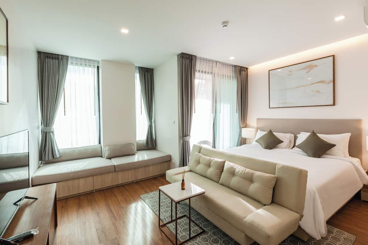 2 bedrooms, in-room safe, individually furnished, desk