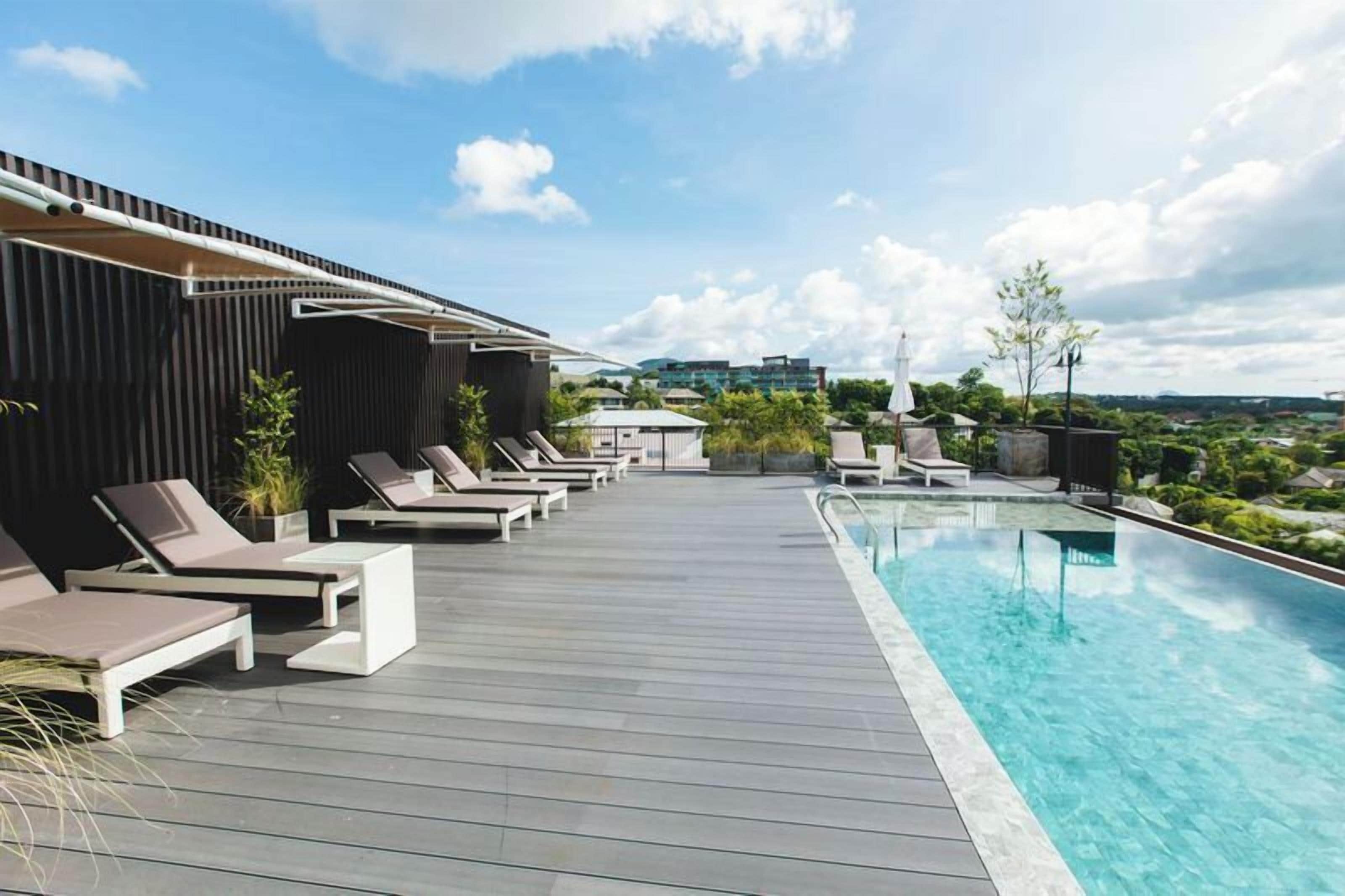 Una piscina al aire libre (de 07:00 a 19:00), sombrillas, tumbonas