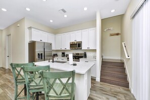 Fridge, oven, stovetop, dishwasher - Peachy Dream Cottage with Private Pool near Disney and Margaritaville Resort. (Kissimmee)