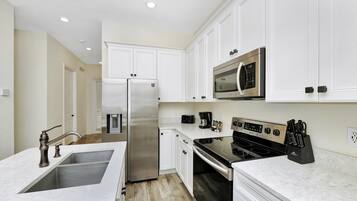 Réfrigérateur, four, plaque de cuisson, lave-vaisselle