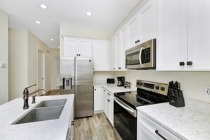 Frigorífico, microondas, horno y placa de cocina