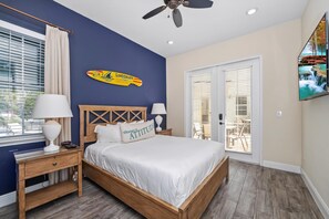 3 makuuhuonetta, tallelokero huoneessa, silitysrauta/-lauta