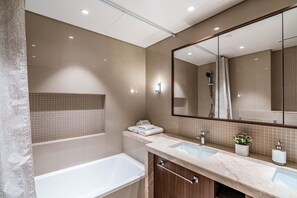Appartement « Premier » | Salle de bain | Articles de toilette gratuits, sèche-cheveux, serviettes fournies, savon