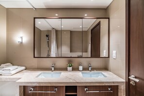 Premier-Apartment | Badezimmer | Kostenlose Toilettenartikel, Haartrockner, Handtücher, Seife