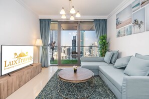 Departamento Premier | Área de sala de estar | Smart TV de 60 pulgadas con canales digitales, televisión y Netflix 