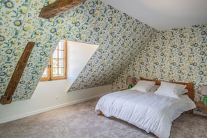 6 habitaciones, tabla de planchar con plancha y ropa de cama 