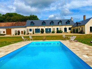 Utendørsbasseng og et oppvarmet basseng