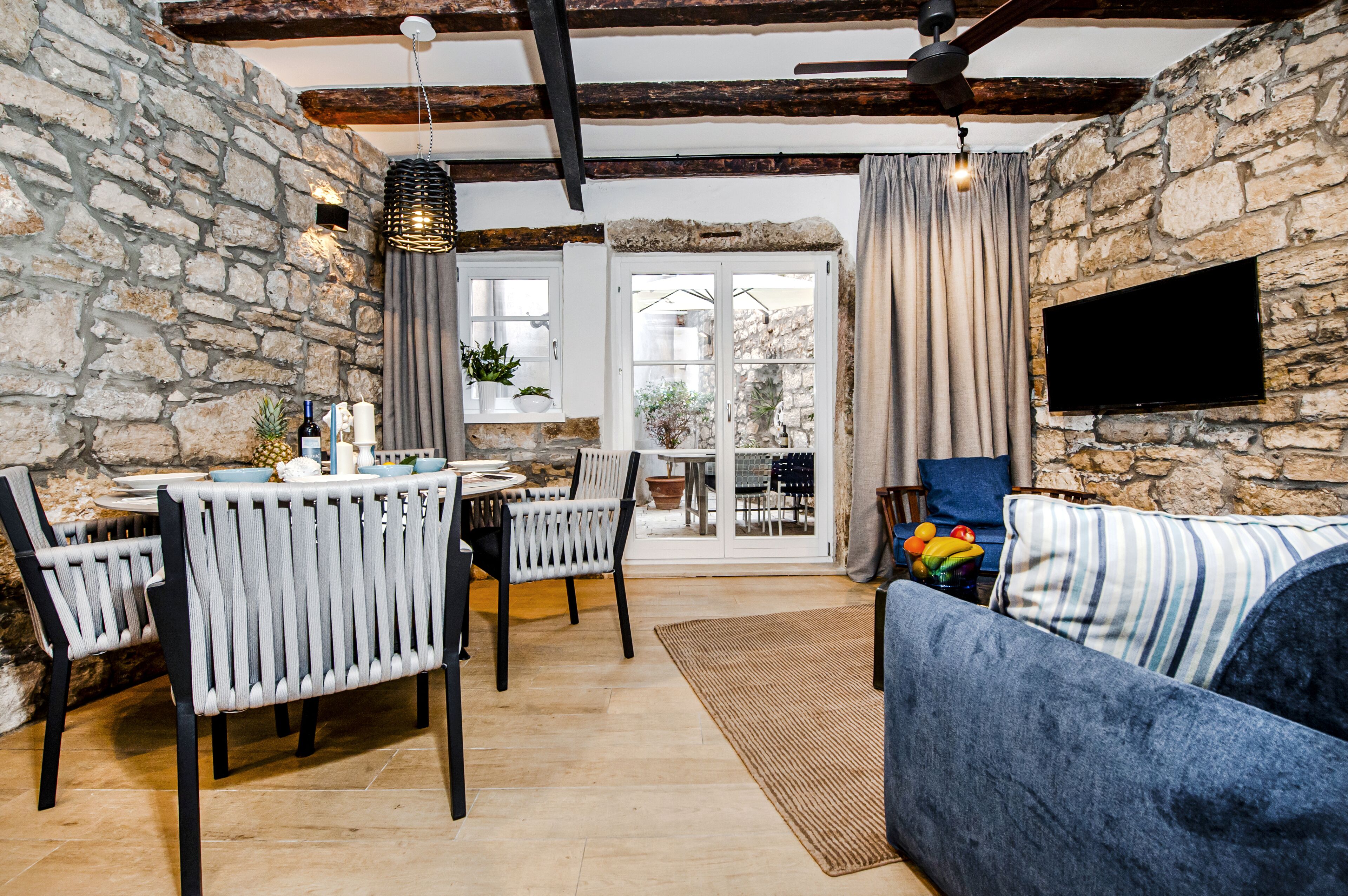 Televisión de pantalla plana de 124 cm con canales por cable 