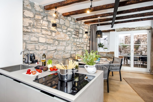 Fridge, microwave, stovetop, dishwasher