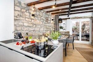 雪櫃、微波爐 (按要求提供)、爐具、洗碗機